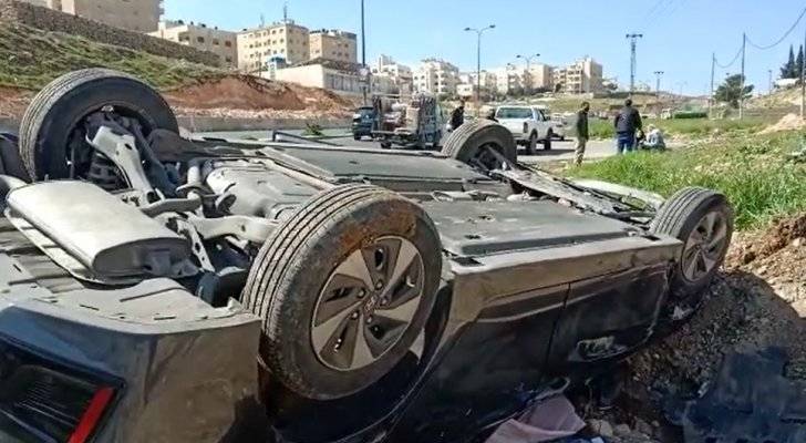 تدهور مركبة في منطقة عين غزال بعمان