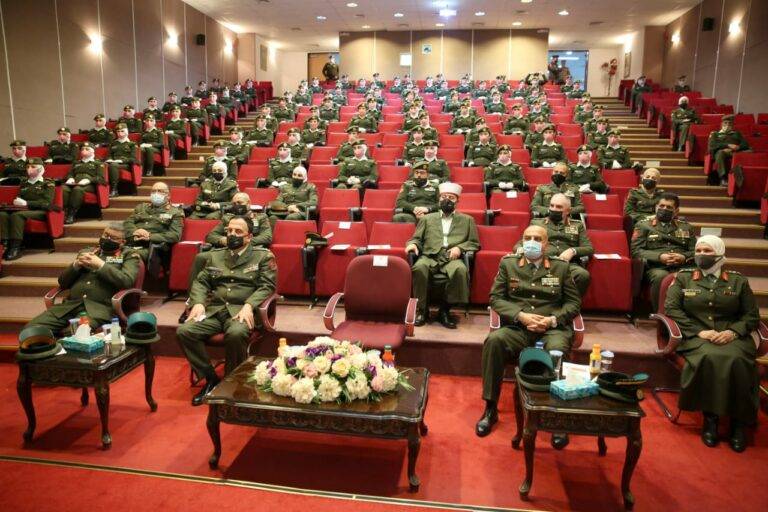 تخريج دورة الضباط الجامعيين المهنيين إناث رقم 21.. صور