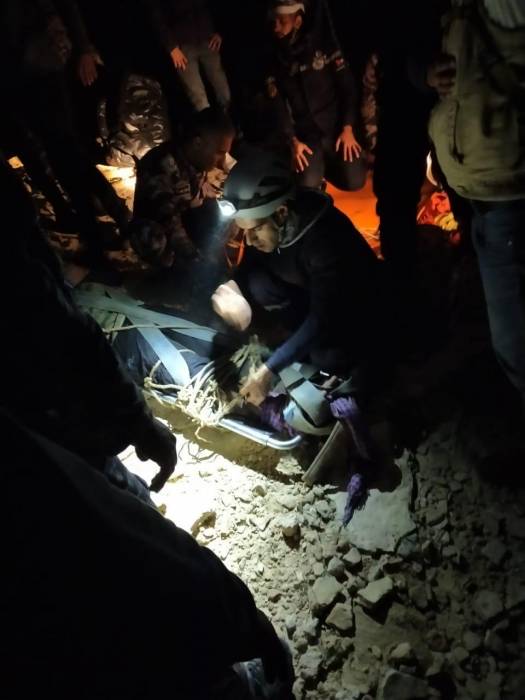 الدفاع المدني وبالتعاون مع القوات المسلحة يتمكنون من انقاذ شخص سقط من اعلى مقطع صخري في الكرك