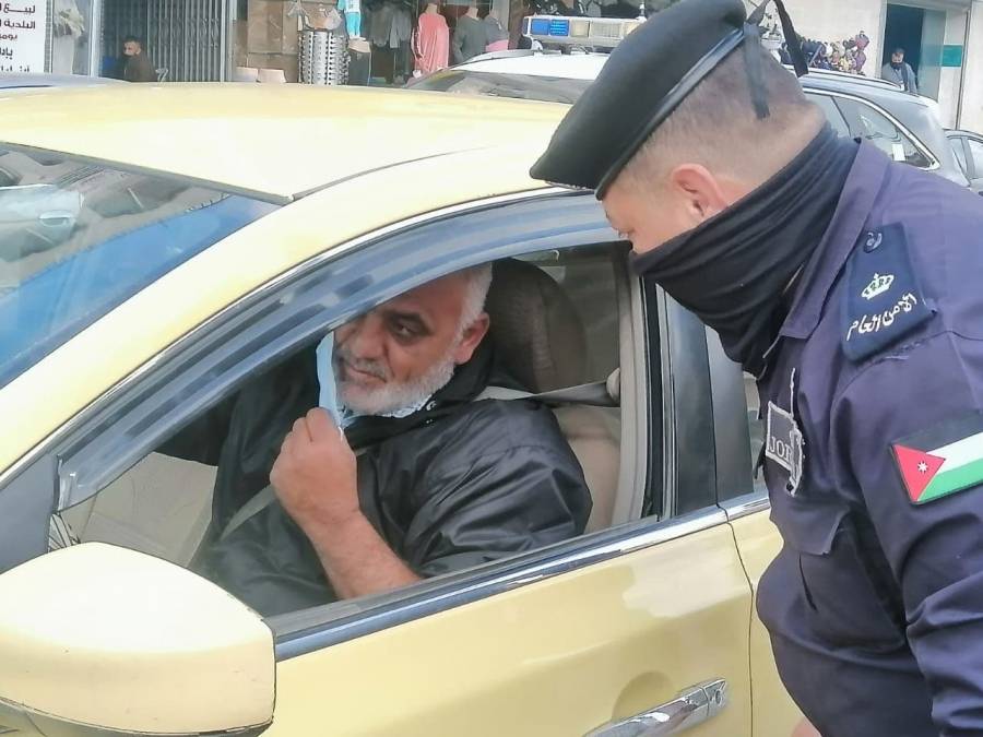 الأمن العام يوزع الكمامات على المواطنين في جرش