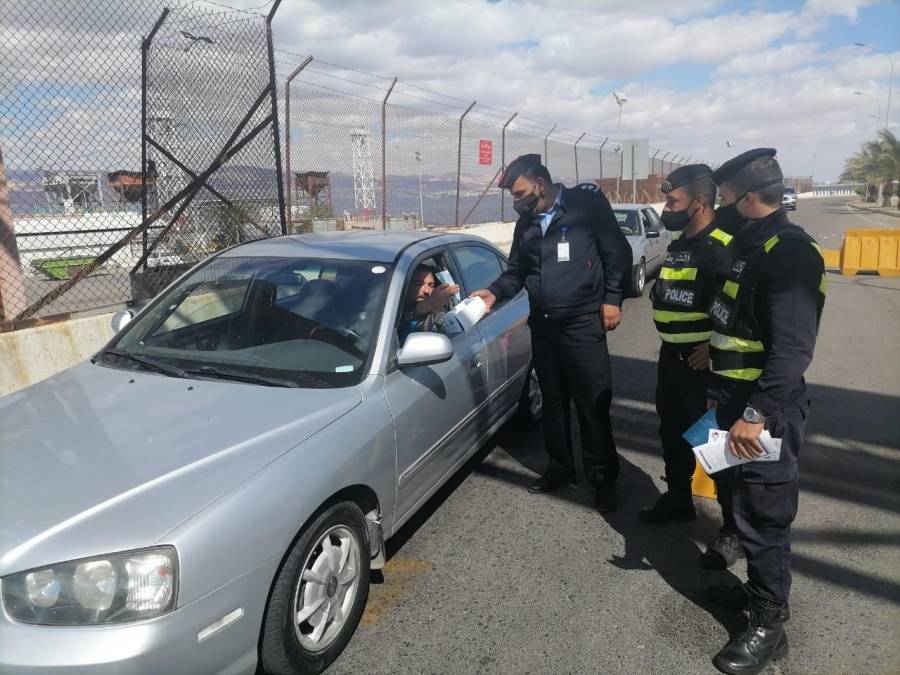 الأمن العام يطلق حملة توعوية ( يدا بيد) ويوزع الاف الكمامات على المواطنين... صور