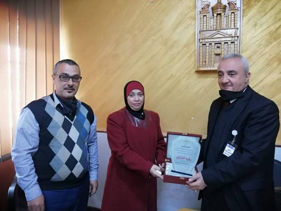مدير تربية قصبة إربد يكرم المعلمة رقية الغزاوي
