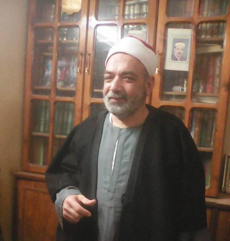 مصري يتوفى وهو يقرأ القرآن في عزاء صديقه