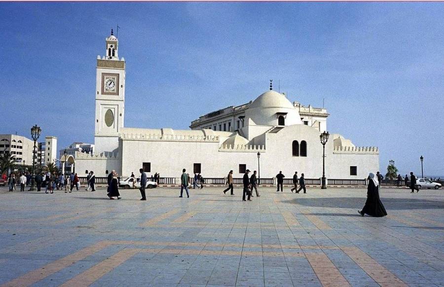 ما حقيقة تصريحات وزير جزائري بشأن صلاة التراويح؟