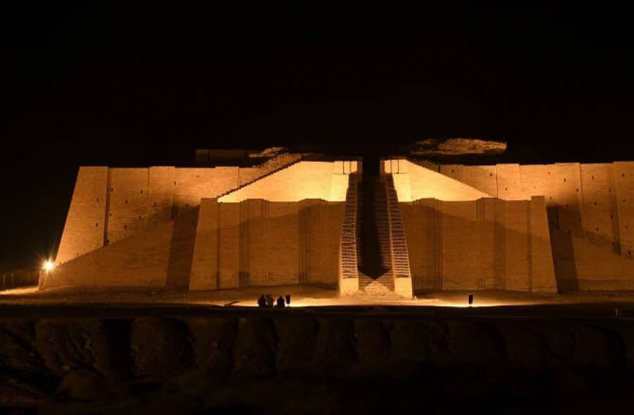 لأول مرة في تاريخها.. إضاءة «زقورة أور» الأثرية في العراق مع زيارة بابا الفاتيكان