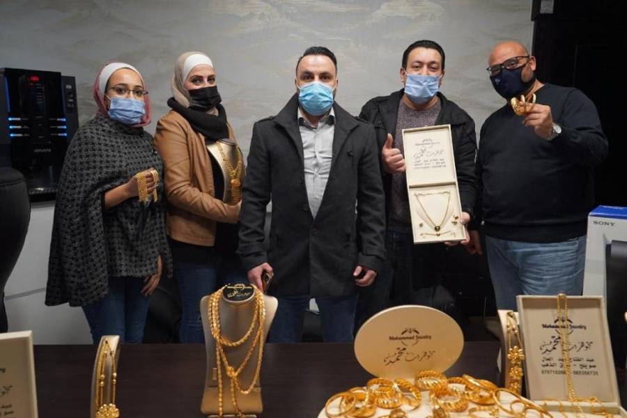 رجل اعمال اردني يوزع الذهب على موظفيه صور