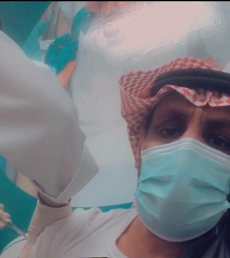 الزميل بن نبات يتلقى الجرعة الاولى من لقاح كورونا  تبوك 