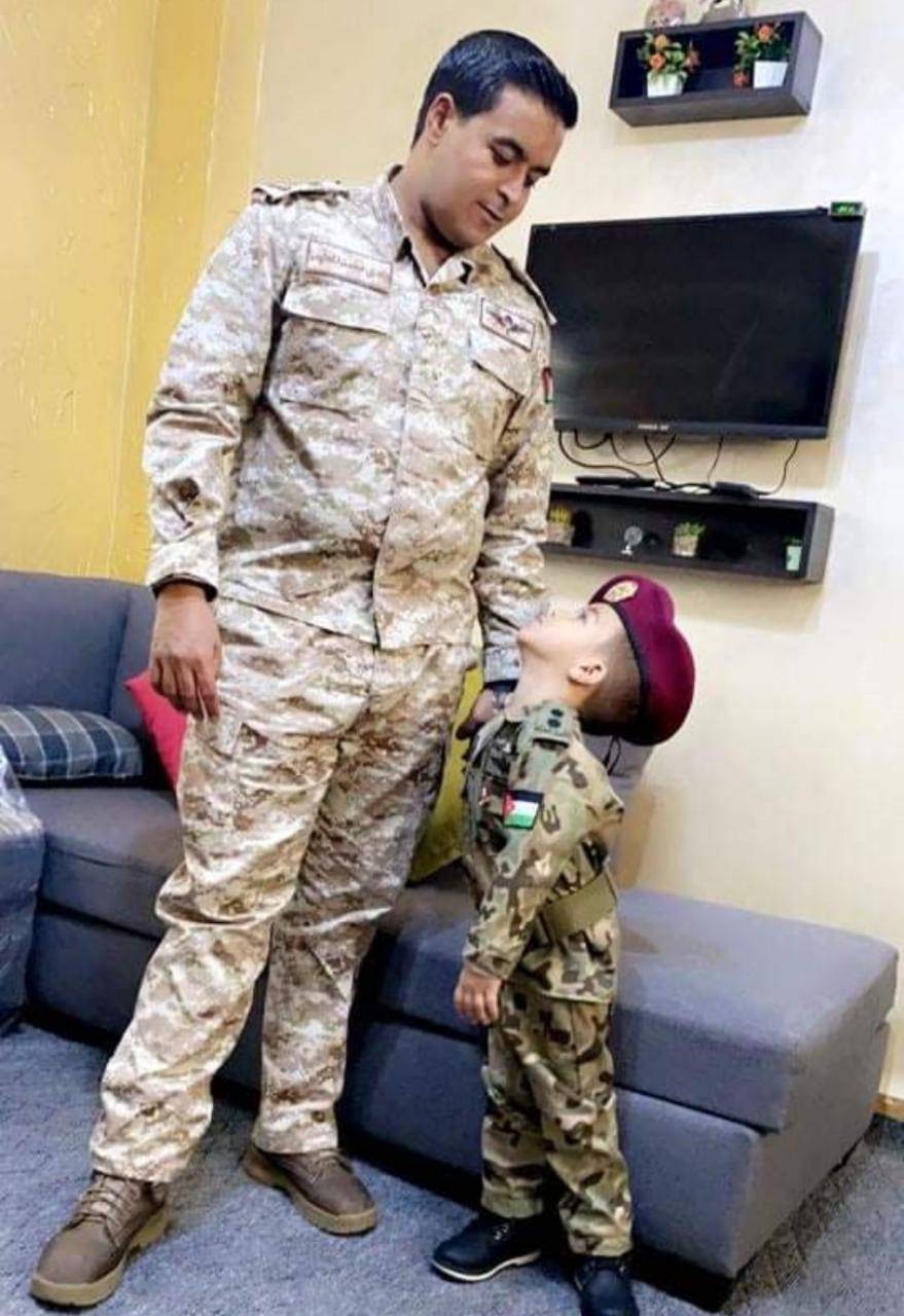 الطفل حموده المحارب يرتدي الزي العسكري أمام والده