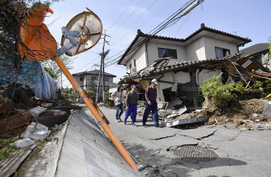 زلزال يضرب منطقة باليابان دمرها زلزال قبل عقد ورفع تحذيرات من تسونامي
