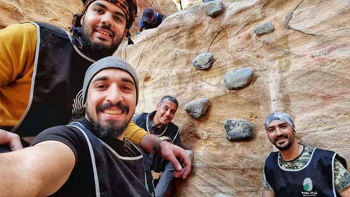 مبادرة أترك بصمه 7تركيب درجات صخرية في وادي النخيل الشوبك... صور