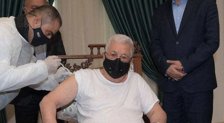 الرئيس الفلسطيني يتلقى اللقاح المضاد لفيروس كورونا