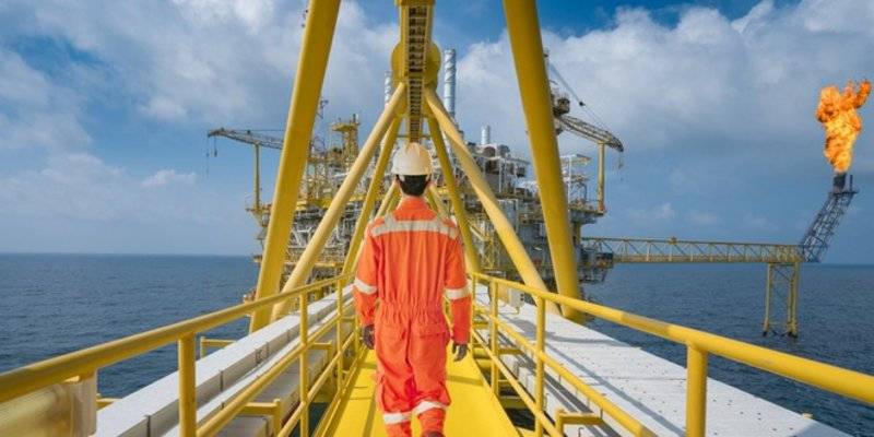 تعطل الملاحة بقناة السويس يرتفع بأسعار النفط بنسبة 6 