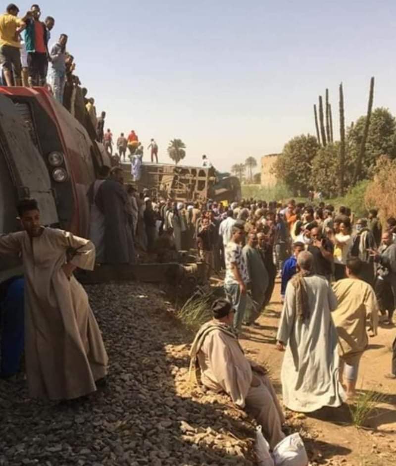 مصر : ارتفاع ضحايا حادث القطارين الى 165