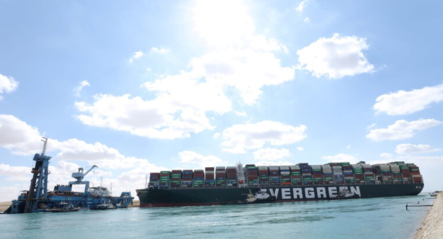 بالفيديو .. سفن مصرية تطلق أبواقها احتفالاً بتحرك دفة السفينة الجانحة في قناة السويس