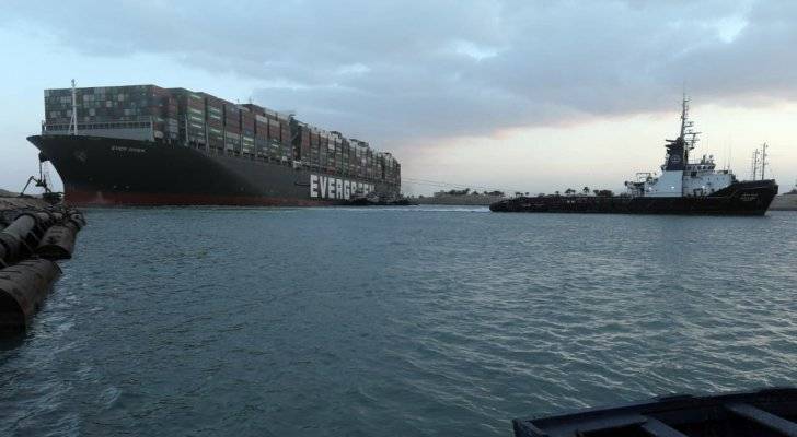 بدء مناورات الشد لتعويم السفينة الجانحة بقناة السويس