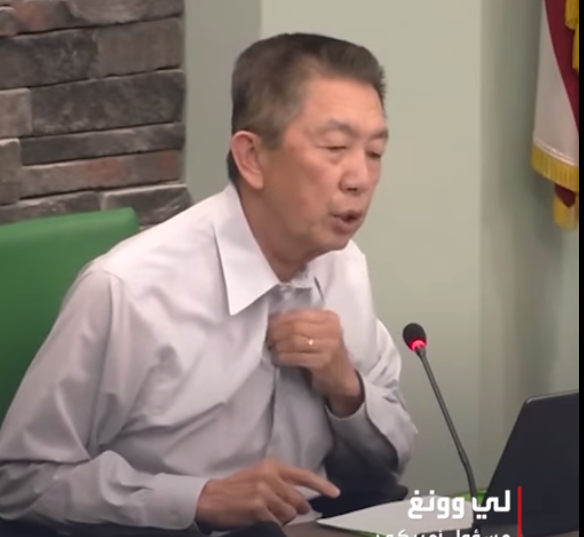 بالفيديو .. مسؤول أمريكي يخلع قميصه على الهواء ليثبت ولاءه