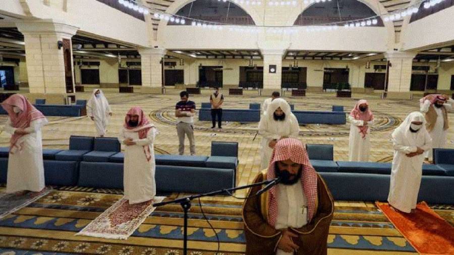 السعودية: إغلاق 14 مسجداً لإصابة مصلين بكورونا