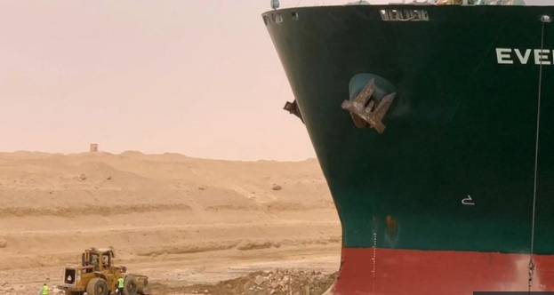 بالفيديو و بالدليل القاطع .. الجرافة الصغيرة التي سخروا منها هي من حررت السفينة الجانحة بالسويس