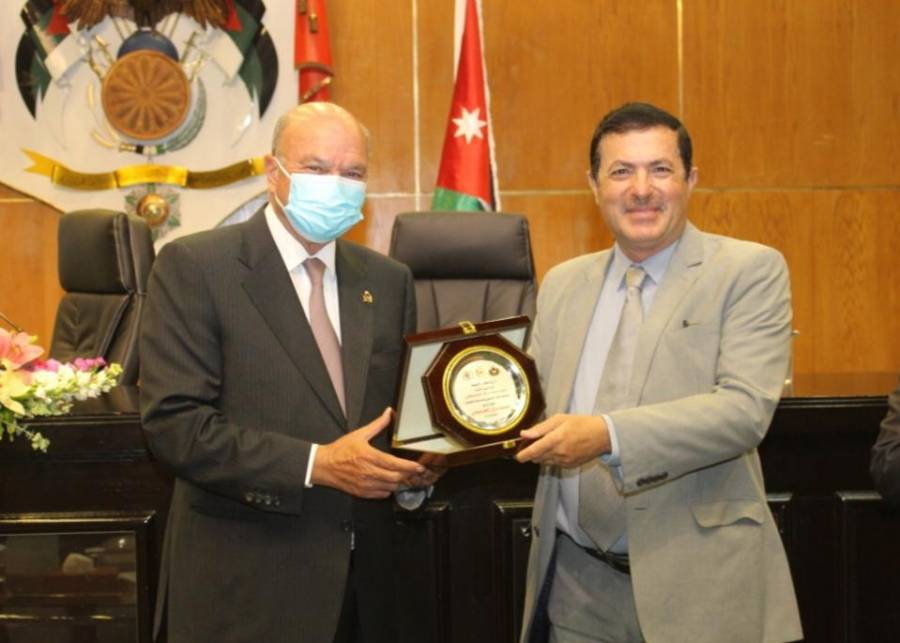 رئيس مجلس الاعيان الفايز يكرم سنديانة عمان المرحوم العرموطي ونجله المؤرخ عمر بمناسبة الاحتفال بمئوية المملكة