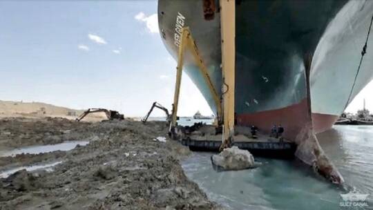 سائق الحفار الصغير يرد على الساخرين بعد حل أزمة السفينة في قناة السويس