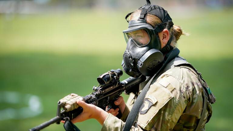 سويسرا تقر إجراءات تتعلق بالملابس الداخلية لاستقطاب النساء إلى الجيش