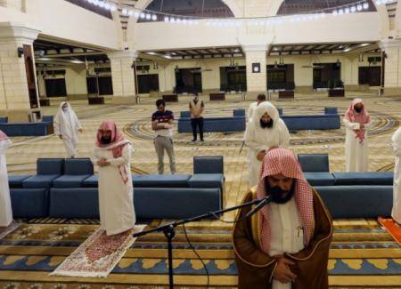 السعودية.. إغلاق 14 مسجدًا بعد ثبوت 14 حالة كورونا بين المصلين