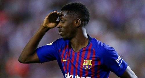 ديمبلي يلقى الكرة في ملعب برشلونة