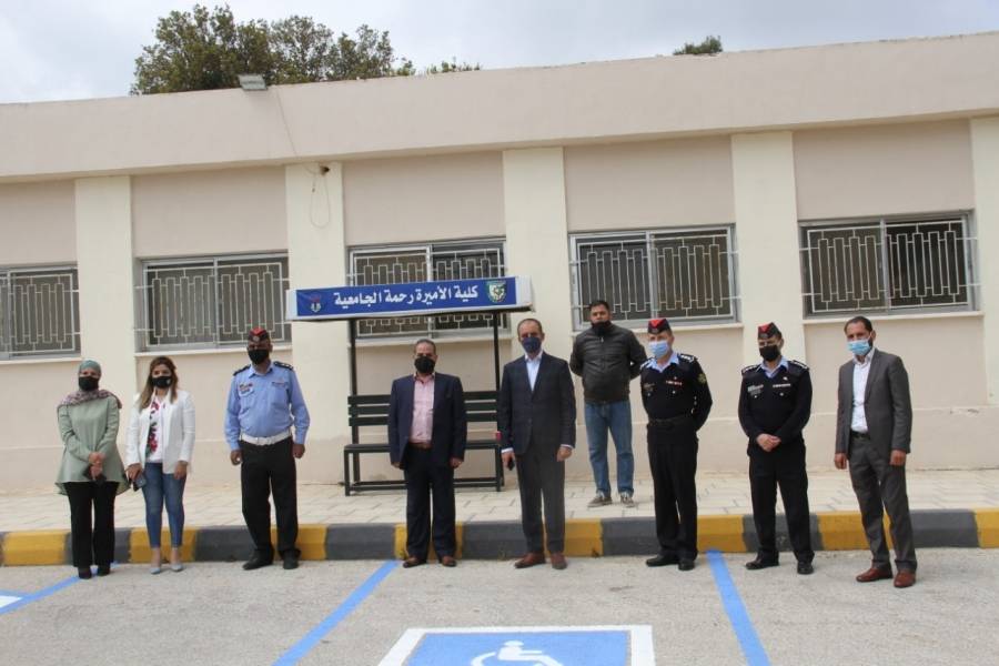 وحدة التنمية وخدمة المجتمع المحلي والمعهد المروري الأردني تستكملان مشروع مواقف أهل العزم في كلية رحمة الجامعية