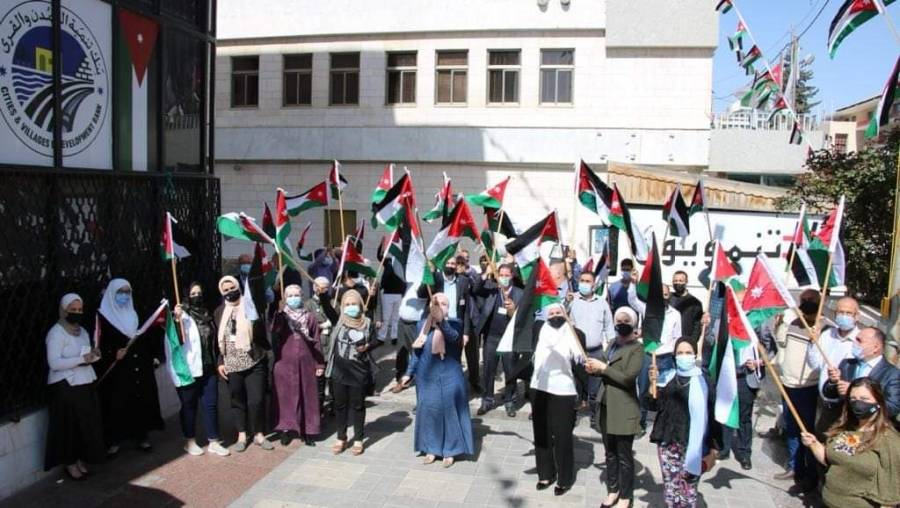 بنك تنمية المدن والقرى يحتفل بيوم العَلم