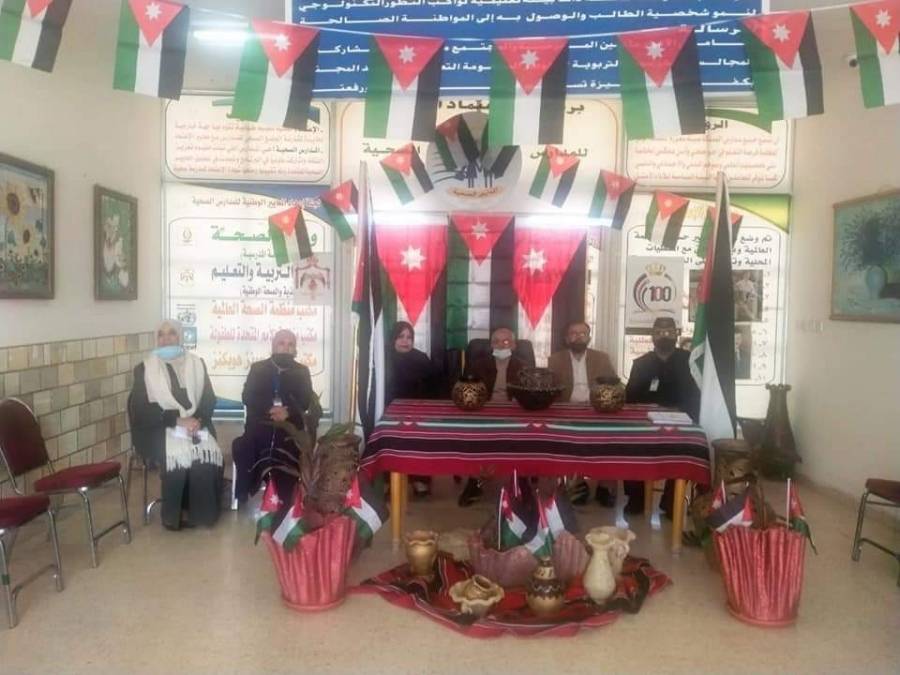 مدرسة خديجة أم المؤمنين تحتفل بيوم العلم ..صور