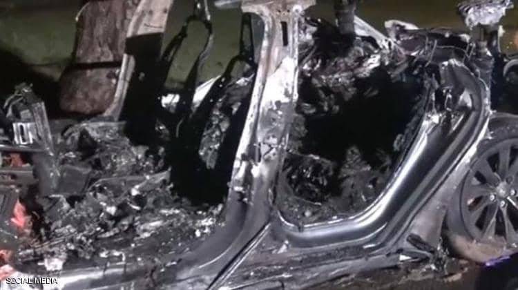 مصرع شخصين في حادث مروع لسيارة تسلا..... تفاصيل