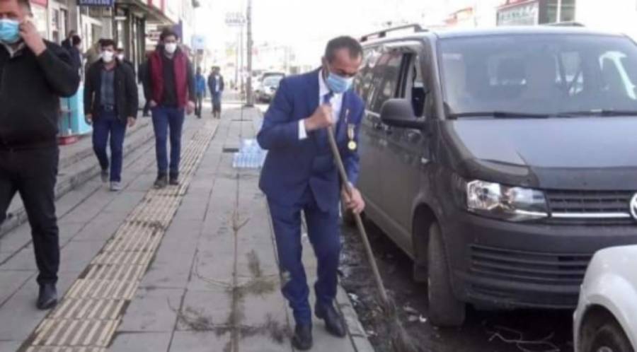 عامل نظافة في تركيا يخطف الأنظار بأناقته وحبه لعمله