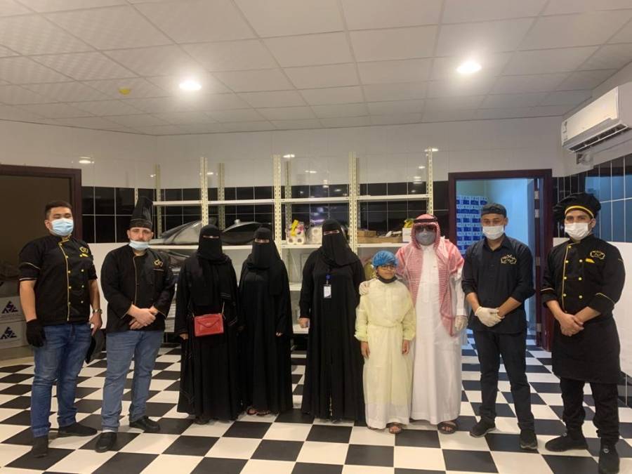 أعضاء جمعية إعلاميي عرعر يشاركون بتجهيز ٨٠٠ وجبة إفطار صائم.. صور