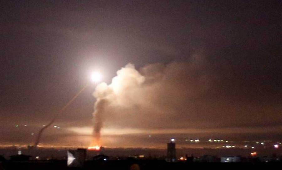 الجيش الإسرائيلي يشن هجوما على مواقع عسكرية بسوريا ردا على إطلاق صاروخ من أراضيها