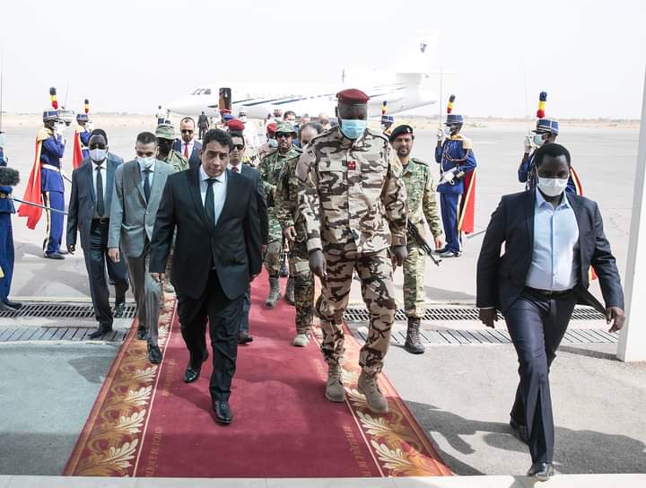 المنفي يشارك في مراسم جنازة الرئيس التشادي... صور