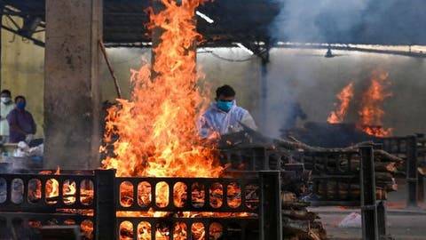 دخان احتراق الجثث يغطي سماء العاصمة الهندية