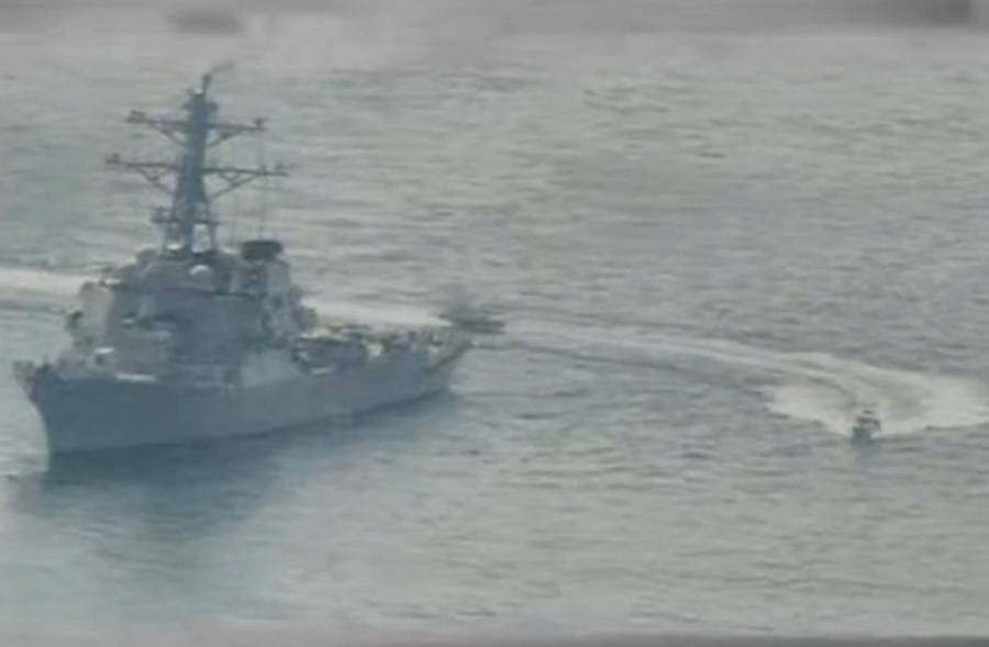 سفينة حربية أمريكية تطلق أعيرة تحذيرية بعد اقتراب زوارق إيرانية منها