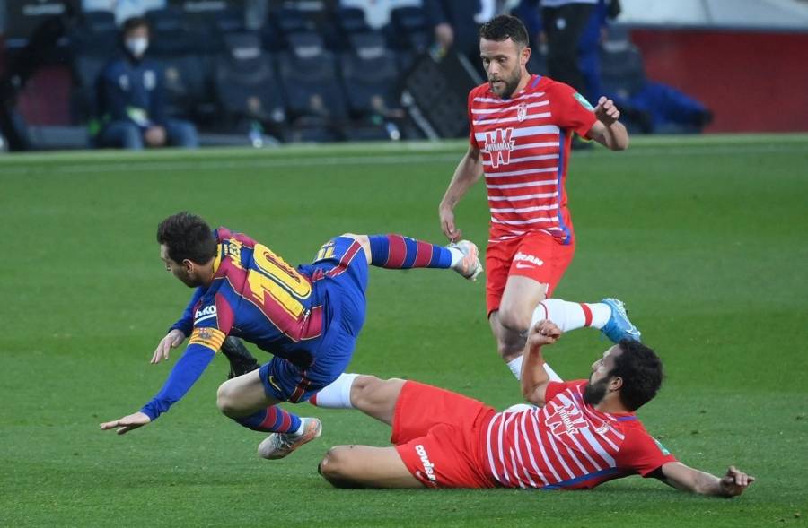 غرناطة يصعق برشلونة ويشعل صراع صدارة ترتيب الدوري الإسباني