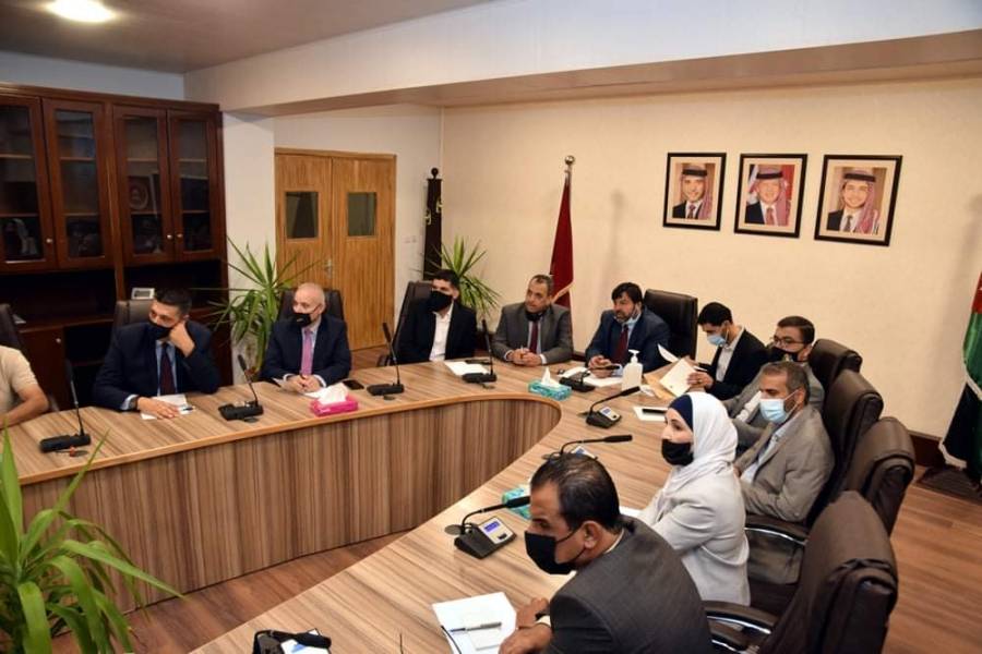 رئيس الجامعة الهاشمية يلتقي المديرين بالجامعة