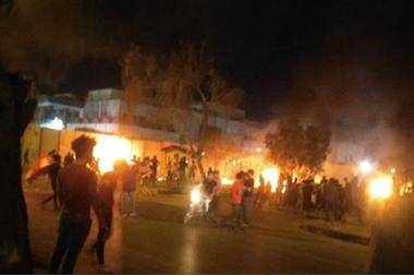 العراق: متظاهرون يحرقون القنصلية الايرانية بكربلاء