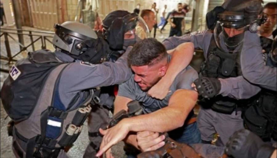 شاب فلسطيني يواجه لوحده قوات الاحتلال يُحدث ضجة على تويتر _صور