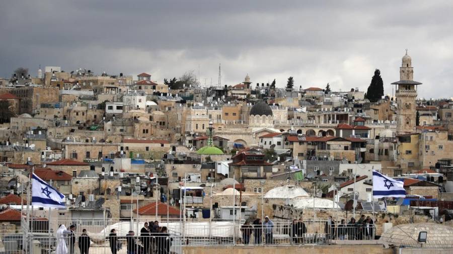 دبلوماسيون أوروبيون يقومون بزيارة تضامنية لحي الشيخ جراح في القدس