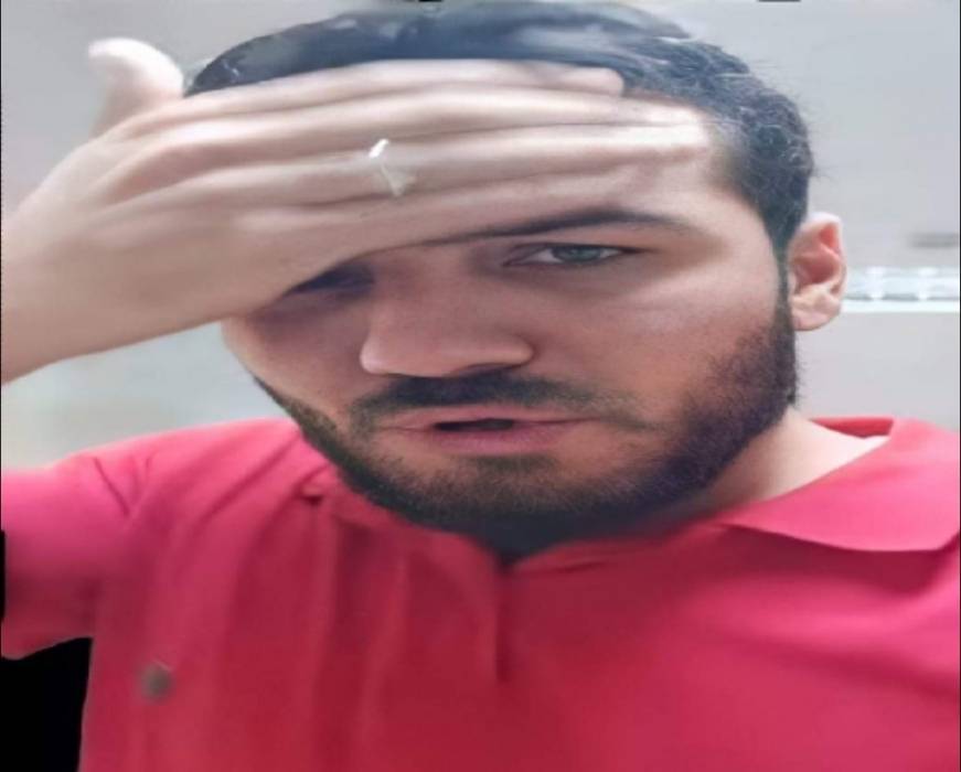 ناشط من غزة أثناء توثيـ.ـقه الشهـ.ـداء يتفاجأ باثنين من إخوته بينهم