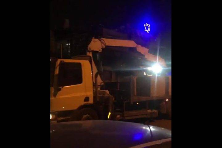 الاحتلال يغلق حي الشيخ جراح بالمكعبات الاسمنتية