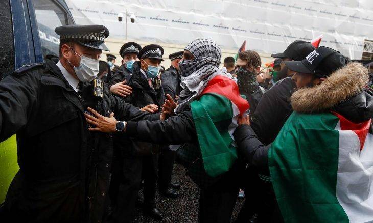 السلطات البريطانية تحقق مع شرطية هتفت لفلسطين