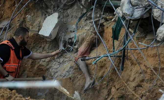 شاهد بالفيديو .. لحظات مؤثرة لشاب من تحت الانقاض في غزة يرسل استغاثة: البناية قصفت وعائلتي محاصرة