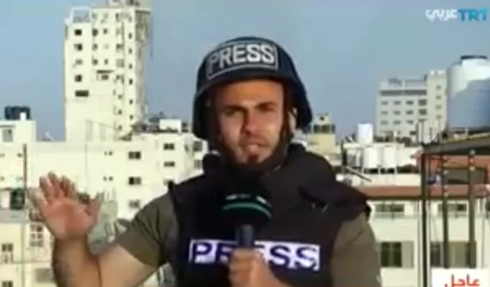 بالفيديو .. شاهد سقوط صاروخ على مراسل تي آر تي التركية في غزة وهو على الهواء مباشرة