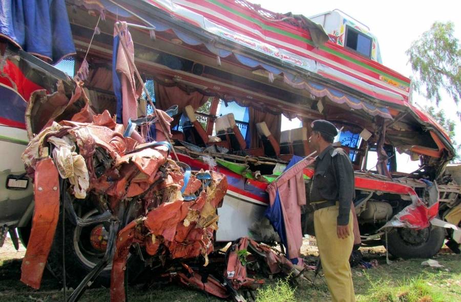 وفاة 14 شخصا جراء انقلاب حافلة ركاب في باكستان