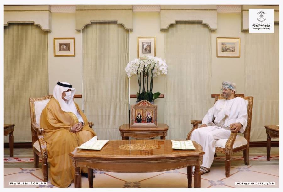 السفير العنزي يقدم نسخة من أوراق اعتماده سفيراً للمملكة لدى سلطنة عُمان