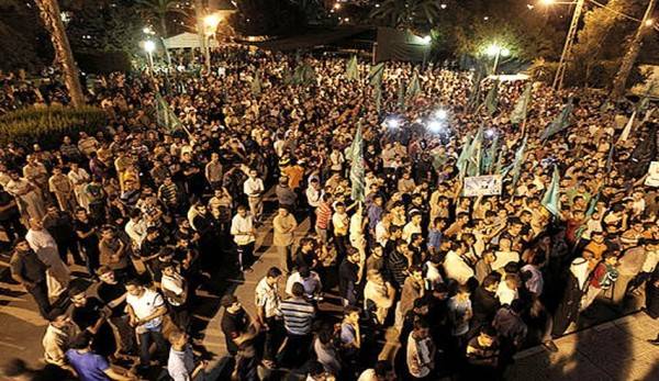 غزة تحتفل والمساجد تصدع بالتكبيرات